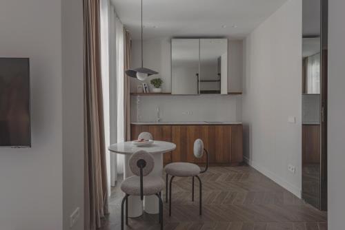 eine Küche mit einem Tisch und 2 Stühlen in einem Zimmer in der Unterkunft New and Stylish Apartment, Monaco in Beausoleil