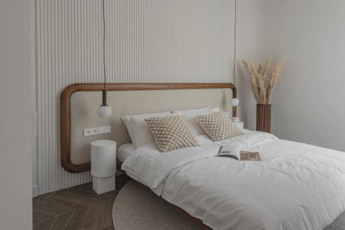 ein Schlafzimmer mit einem großen Bett mit weißer Bettwäsche und Kissen in der Unterkunft New and Stylish Apartment, Monaco in Beausoleil