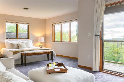 Llit o llits en una habitació de Wellspring by AvantStay Indoor Pool Views