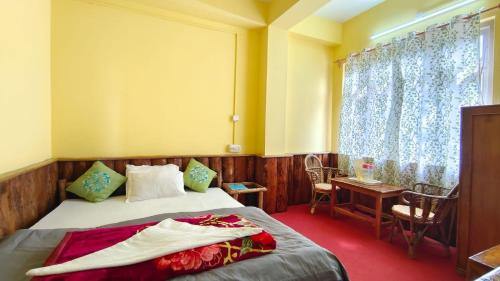Säng eller sängar i ett rum på Hotel Cloud's End Retreat
