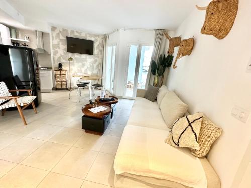 Caramel Cookie - AC, Desk with natural light, 2 balconies, WIFI and pool
