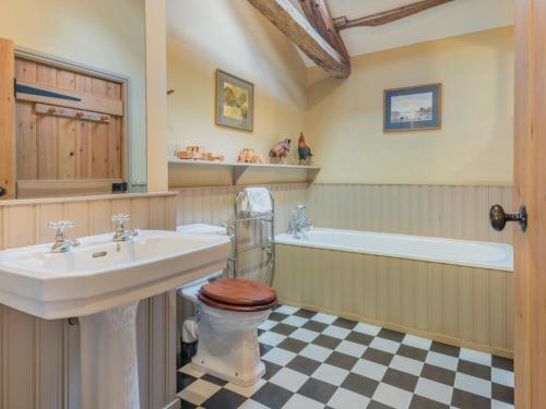 uma casa de banho com um lavatório, um WC e uma banheira em 2 Bed in Eden Valley SZ483 