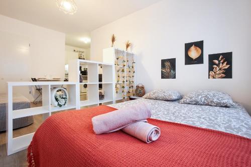 - une chambre avec un grand lit et un tapis rouge dans l'établissement Le Cosy Hous'in Studio Meudon, à Meudon