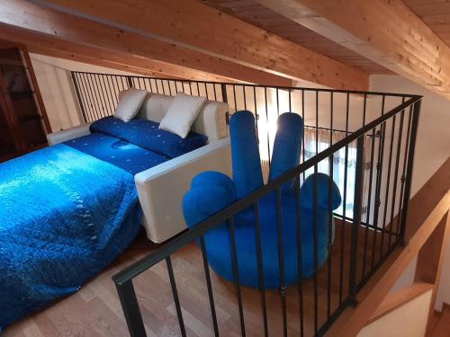 Habitación con cama con almohadas azules en BEST HOUSE, en Rávena