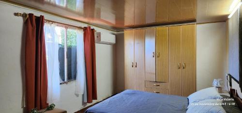 a small bedroom with a bed and a window at La Quimera a pasos de la playa in Atlántida