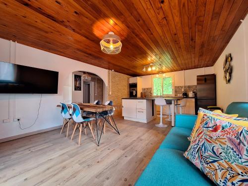 ein Wohnzimmer mit einem Sofa und einem Tisch in der Unterkunft PEACE & LODGE II in Saint-Joseph