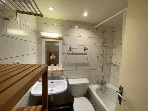 ein Badezimmer mit einem WC, einem Waschbecken und einer Badewanne in der Unterkunft Montmartre Sacré Cœur - Appartement Martyrs in Paris