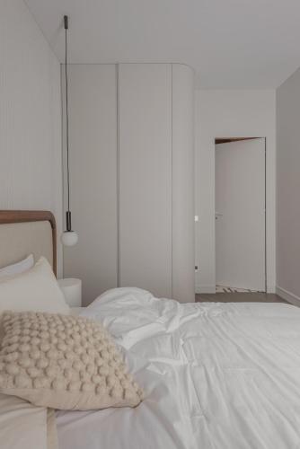 - un lit blanc avec des draps blancs et une fenêtre dans l'établissement New Charming Apartment, Monaco, à Beausoleil