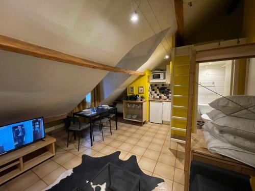 Cette petite chambre comprend une cuisine et une salle à manger. dans l'établissement Montmartre Sacré Cœur - Appartement Martyrs, à Paris