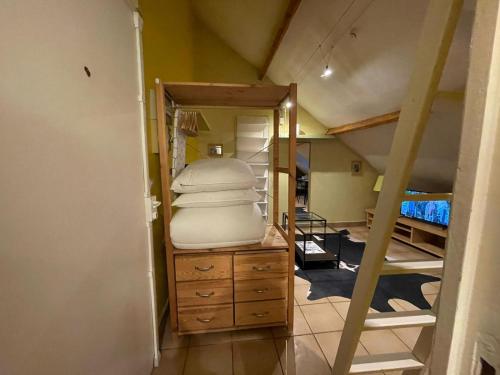Zimmer mit 2 Etagenbetten und einem Spiegel in der Unterkunft Montmartre Sacré Cœur - Appartement Martyrs in Paris