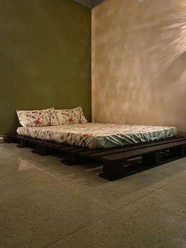 un letto nell'angolo di una camera di Keylo Homes ad Arambol