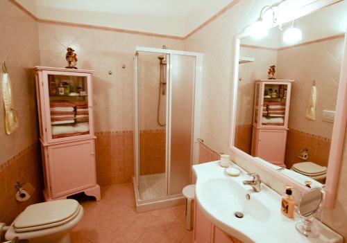 カーゾレ・デルザにあるVilla Valeのバスルーム(トイレ、洗面台、シャワー付)