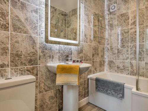 een badkamer met een wastafel, een toilet en een bad bij 1 Bed in Finningham 85401 in Finningham