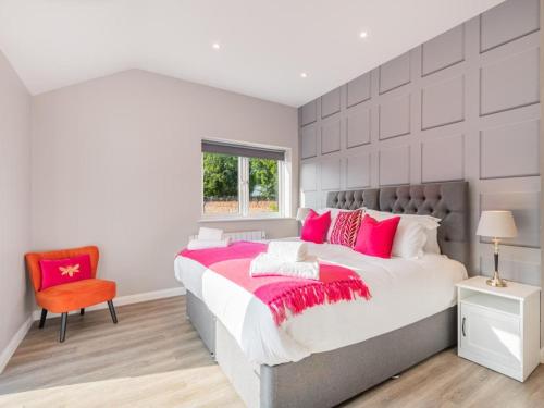 um quarto com uma cama grande e uma cadeira vermelha em 1 Bed in Edenhall SZ604 em Edenhall