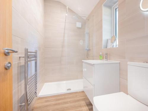 uma casa de banho com um WC, um lavatório e uma banheira em 1 Bed in Edenhall SZ604 em Edenhall