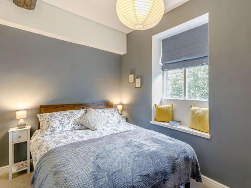 een slaapkamer met een bed en een raam bij 1 Bed in Holmfirth 85392 in Holmfirth