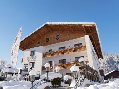 Akritkritkritkritkritkrit hotel in de sneeuw bij Hotel Der Drahtesel in Bramberg am Wildkogel