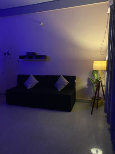 亞蘭博的住宿－Keylo Homes，紫色客房内的带沙发的客厅