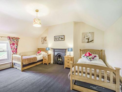 um quarto com 2 camas e uma lareira em 2 bed in Alnmouth 87559 em High Buston