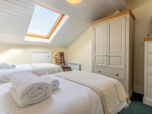 two beds in a attic bedroom with a skylight at 2 Bed in Croyde 87110 in Croyde