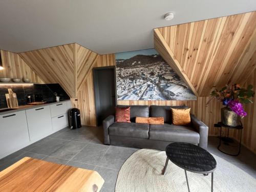 維林根的住宿－Haus Bergquell App 6，带沙发的客厅和厨房