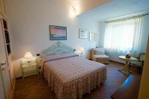 カーゾレ・デルザにあるVilla Valeのベッドルーム1室(ベッド1台、椅子、窓付)