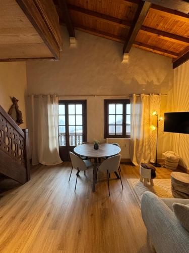 un salon avec une table et des chaises dans l'établissement CHALET LE REPAIRE PROCHE PISTE, à Megève
