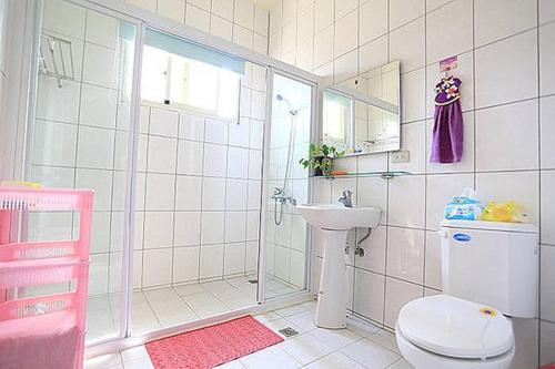 uma casa de banho com um chuveiro, um WC e um lavatório. em 成功民宿 KM Bed and Breakfast em Jinhu