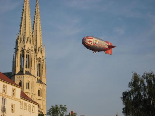 balon na niebie obok kościoła w obiekcie Ferienhaus "Im Wall" w mieście Görlitz