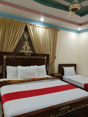 Un pat sau paturi într-o cameră la Royal Inn