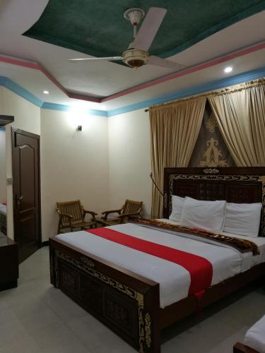 Un pat sau paturi într-o cameră la Royal Inn