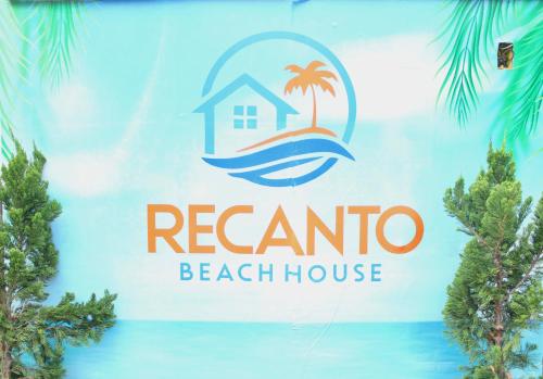 una señal para una casa de playa en una playa en Pousada Recanto Beach House - Cabo Frio - Unamar, en Tamoios