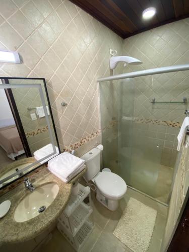 uma casa de banho com um lavatório, um WC e um chuveiro em Casa Familiar 5 Suítes Porto de Galinhas em Porto de Galinhas
