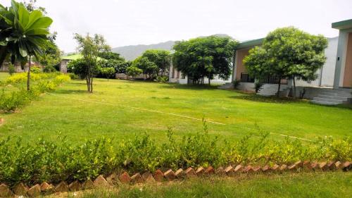 Κήπος έξω από το The Sariska Retreat