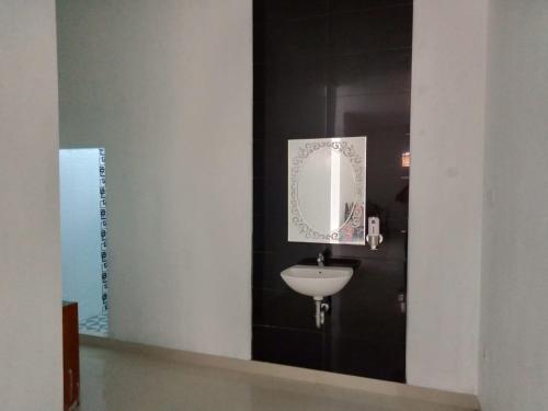 bagno con lavandino e specchio di Ratu Balqis Homestay a Banda Aceh