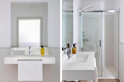 Un baño blanco con lavabo y ducha. en Suites Maestranza Santas Patronas - Penthouse with jacuzzi and parking, en Sevilla