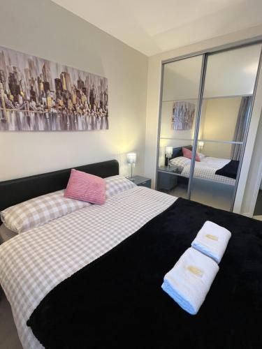 Ένα ή περισσότερα κρεβάτια σε δωμάτιο στο beautiful 2 bedrooms flat for family