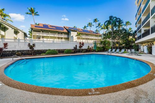 a swimming pool in front of a building at Kona Alii 512 in Kailua-Kona