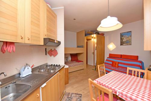 eine Küche und ein Esszimmer mit einem Tisch und einem Esszimmer in der Unterkunft Artesina sulle piste in Sella della Turra