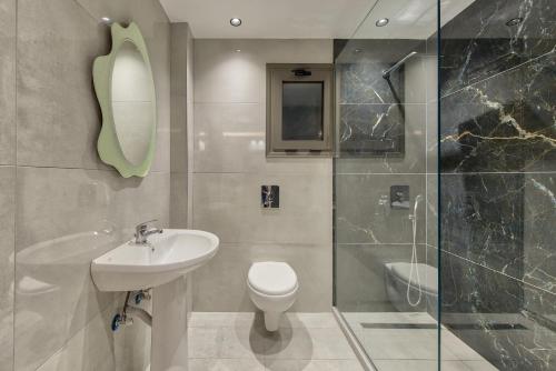 un bagno con lavandino, WC e doccia di Villa Agaliou by "elite" a Ambelókipoi