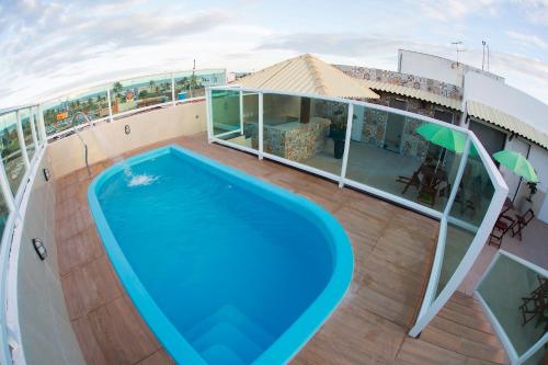 una piscina en la terraza de un crucero en Araras Praia Hotel, en Aracaju