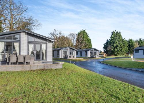 a modular home with a porch and a driveway at Faringdon Grange in Faringdon