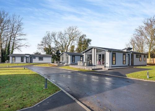 a modular home with a driveway at Faringdon Grange in Faringdon