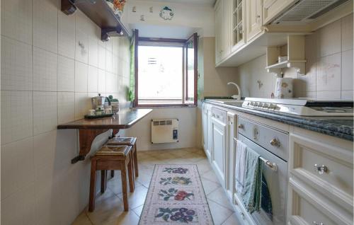 une petite cuisine avec un comptoir et un évier dans l'établissement 2 Bedroom Pet Friendly Apartment In Montenero Dorcia, à Montenero