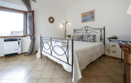 Schlafzimmer mit einem Bett und einem Fenster in der Unterkunft Cozy Apartment In Montenero Dorcia With House A Panoramic View in Montenero