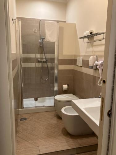 dependance22 في نابولي: حمام مع دش ومرحاض ومغسلة
