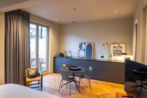 - une chambre avec une table et une salle à manger dans l'établissement Vondel 99, à Amsterdam
