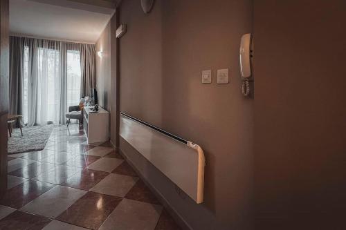 pasillo con pared con barandilla en una habitación en Apartment Podgorica Center, en Podgorica