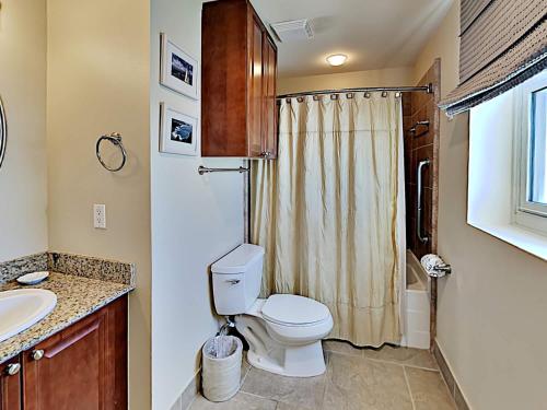 un baño con inodoro y lavabo en Beach Club #206A, en Pensacola Beach