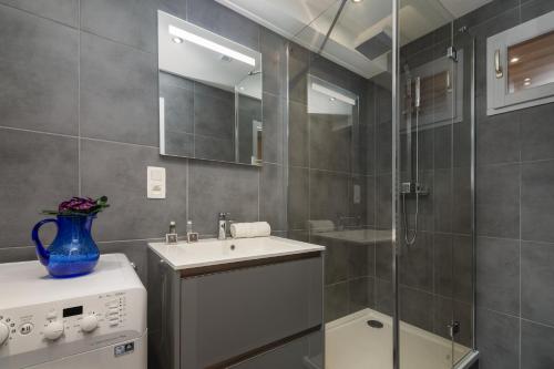 ein Bad mit einem Waschbecken und einer Glasdusche in der Unterkunft Chamonix Sud - Chailloud 202 - Happy Rentals in Chamonix-Mont-Blanc
